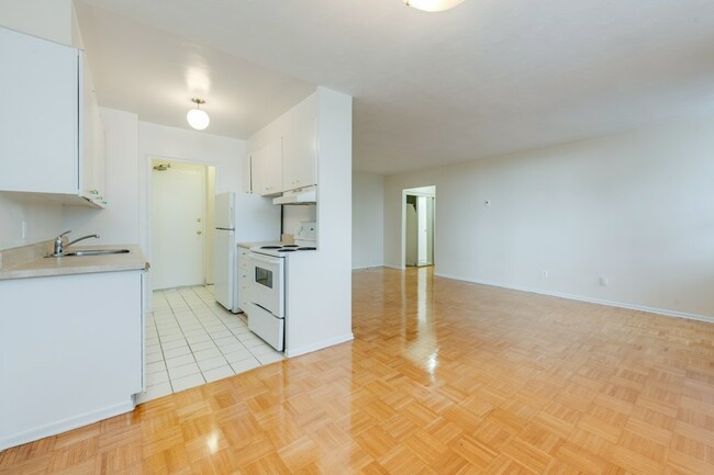 10 Huntley St in Toronto, ON - Building Photo - Building Photo