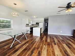 2174 NE 181st St in North Miami Beach, FL - Foto de edificio - Building Photo