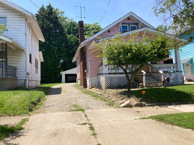 598 Talbot Ave in Akron, OH - Foto de edificio - Building Photo