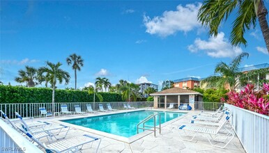 240 Pebble Beach Blvd in Naples, FL - Building Photo - Building Photo