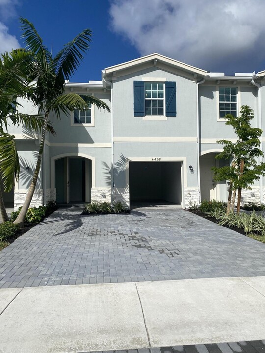 4408 Hammock Grove Dr in Lake Worth, FL - Building Photo