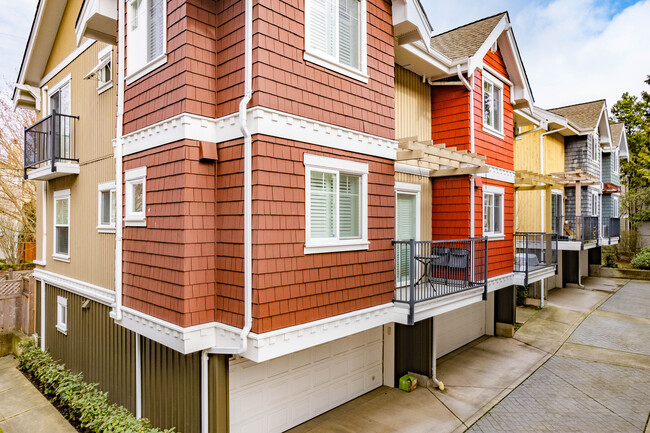 GREEN LAKE SIX TOWNHOMES in Seattle, WA - Foto de edificio - Building Photo