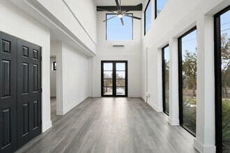 8610 Grandview Dr in Jonestown, TX - Building Photo - Building Photo