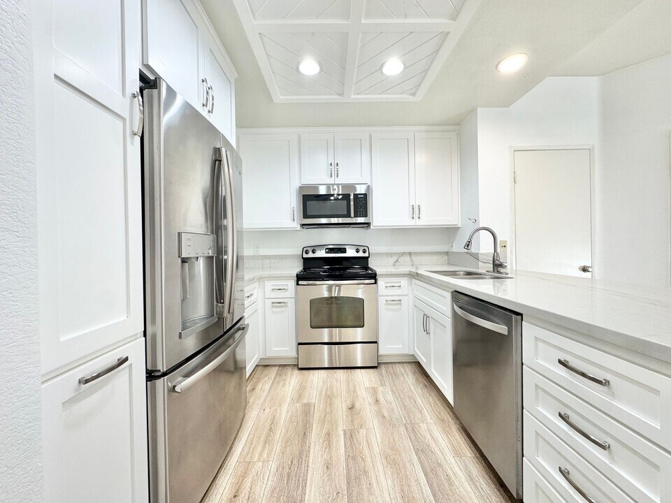 205 Gallery Wy in Tustin, CA - Building Photo