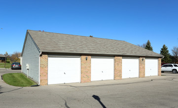 Deercreek Village Apartments in Bellefontaine, OH - Foto de edificio - Building Photo