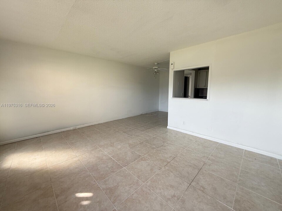 210 Canterbury J in West Palm Beach, FL - Building Photo