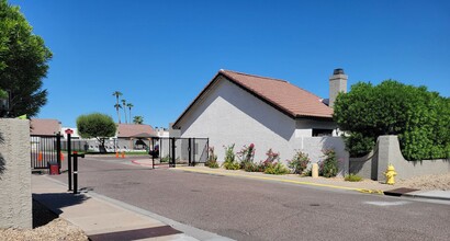 2401 W Avalon Dr in Phoenix, AZ - Foto de edificio - Building Photo