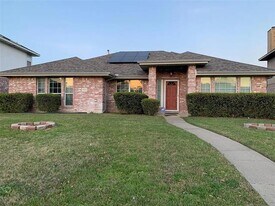 1424 Chapman Dr in Lancaster, TX - Building Photo
