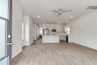 645 W 2nd St in Edmond, OK - Foto de edificio - Building Photo