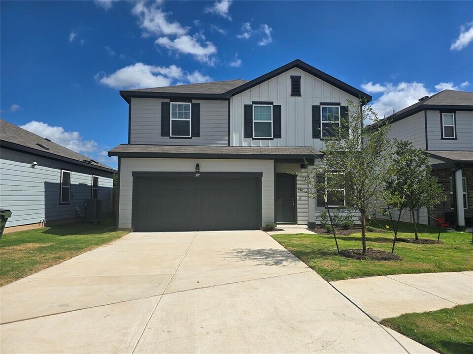 319 Stonebrook Dr in Hutto, TX - Building Photo
