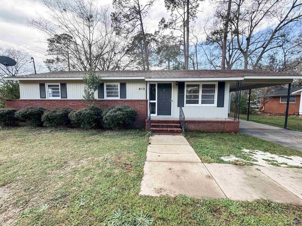 613 Cooper St in Perry, GA - Building Photo