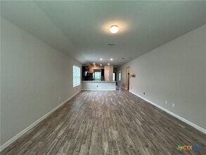 2441 Arctic Warbler in New Braunfels, TX - Foto de edificio - Building Photo