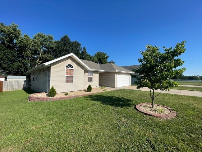 1583 S Burks Ave in Springfield, MO - Building Photo - Building Photo