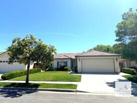 7440 N Mansionette Dr in Fresno, CA - Building Photo