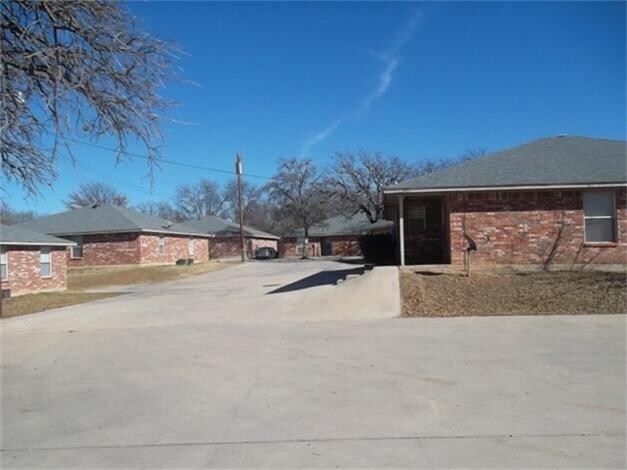 400-410 Turkey Creek Trl in Bridgeport, TX - Building Photo