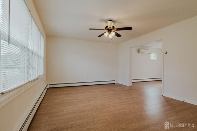 596 4th Ave in North Brunswick, NJ - Building Photo - Building Photo