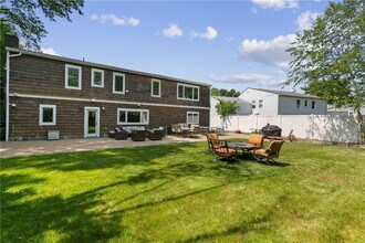 691 Wilmot Rd in Scarsdale, NY - Foto de edificio - Building Photo