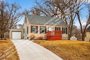 6717 Roseland Dr in Urbandale, IA - Building Photo