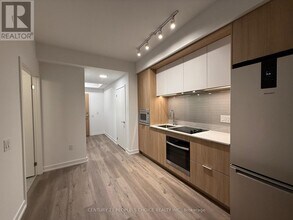 395 Square One Dr in Mississauga, ON - Building Photo - Building Photo