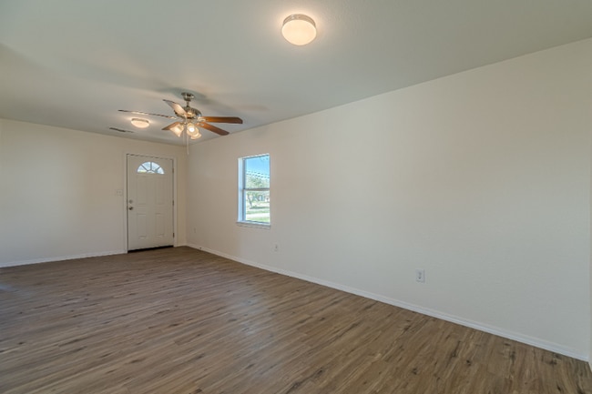 509 Brown Ave in Jourdanton, TX - Foto de edificio - Building Photo