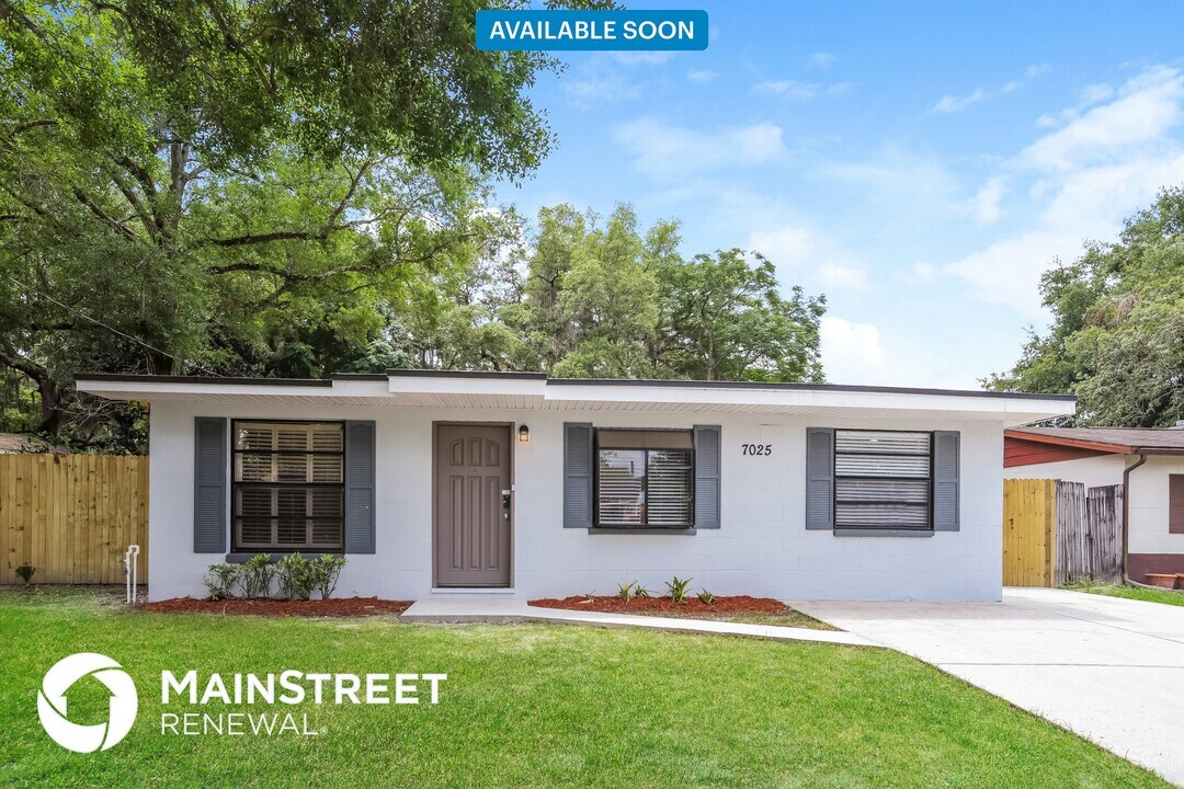 7025 Ponderosa Dr in Tampa, FL - Building Photo
