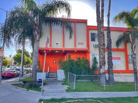 Beachwood Plaza in Los Angeles, CA - Building Photo