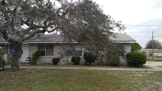 2407 6th St NE in Winter Haven, FL - Foto de edificio - Building Photo