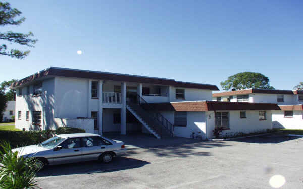 Twin Terrace in St. Petersburg, FL - Building Photo