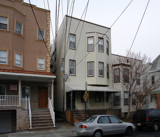 45 W 54th St in Bayonne, NJ - Building Photo - Building Photo