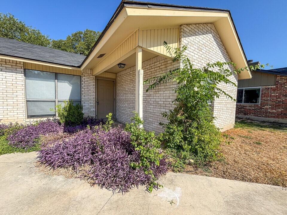 607 Frostwood Dr in New Braunfels, TX - Building Photo