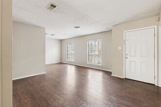 324 Olive St in Huntsville, TX - Building Photo - Building Photo