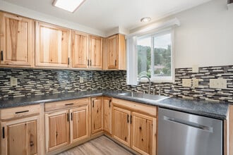 Lookingglass Apartments in Roseburg, OR - Foto de edificio - Building Photo