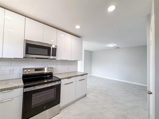 5621 NE 22nd Ave in Fort Lauderdale, FL - Building Photo - Building Photo