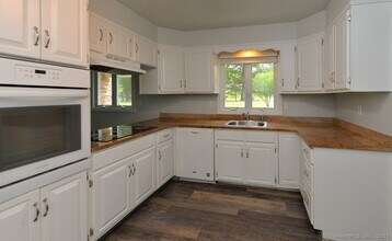 62 Candlewood Lake Rd in Brookfield, CT - Building Photo - Building Photo