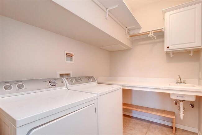 property at 34 N Longsford Cir