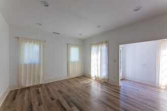 3201 W 18th St, Unit 3203 in Los Angeles, CA - Building Photo - Building Photo