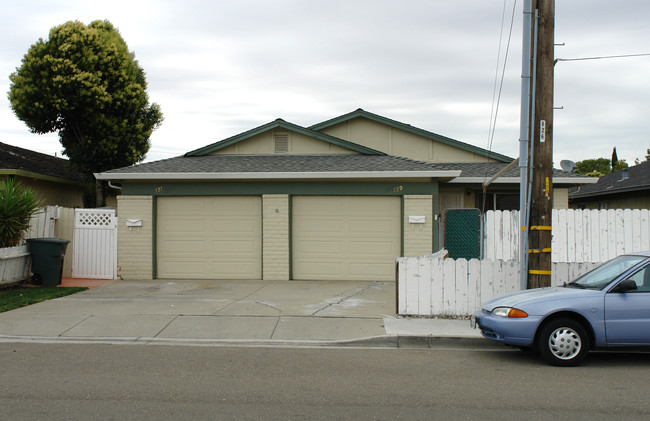 137-139 El Dorado Dr in Pittsburg, CA - Foto de edificio - Building Photo