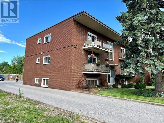 286 Vine St in St Catharines, ON - Building Photo - Building Photo