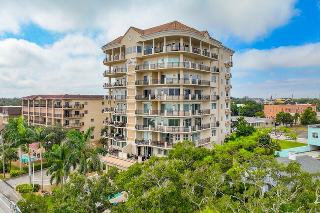 Twenty-One Riverside Drive in Cocoa, FL - Foto de edificio - Building Photo
