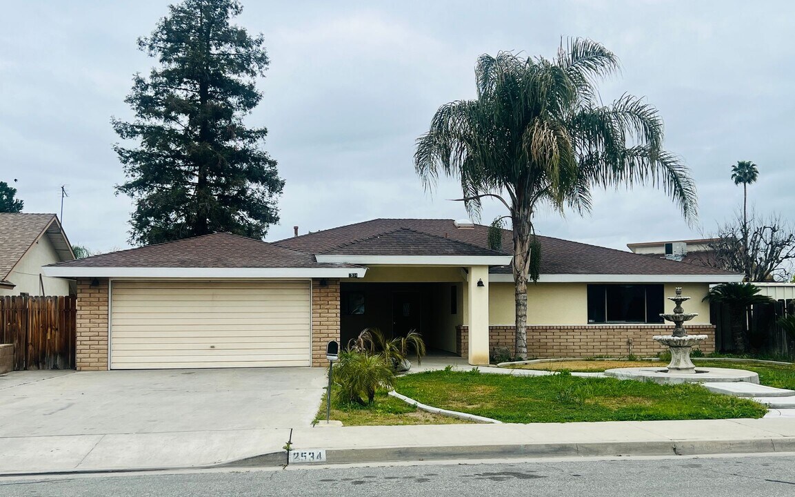 2534 Sunset St in Wasco, CA - Building Photo
