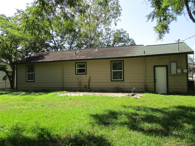 1106 E 2nd St in Sweeny, TX - Building Photo - Building Photo