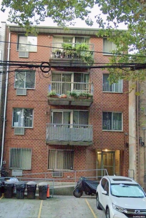 76-16 Grand Central Pkwy in Queens, NY - Building Photo