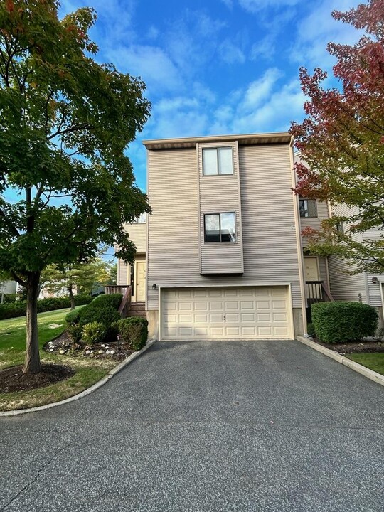 20 Queens Ct in Nanuet, NY - Building Photo