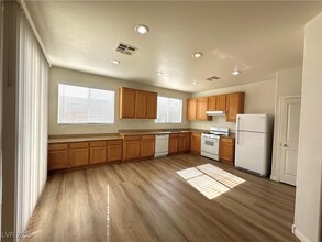 8681 Arizona Poppy Ave in Las Vegas, NV - Building Photo - Building Photo