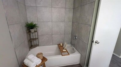 1711 Burton Dr in Austin, TX - Foto de edificio - Building Photo