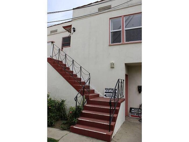 2452 Oak St in Santa Monica, CA - Building Photo - Building Photo