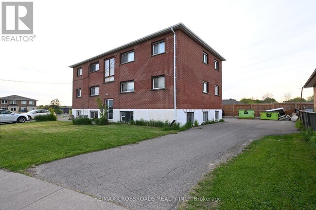 390 Dean Ave in Oshawa, ON - Building Photo - Building Photo