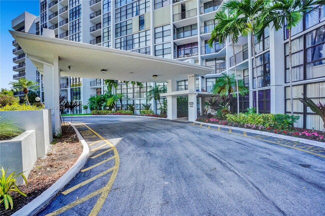 1000 Parkview Dr, Unit 831 in Hallandale Beach, FL - Foto de edificio - Building Photo