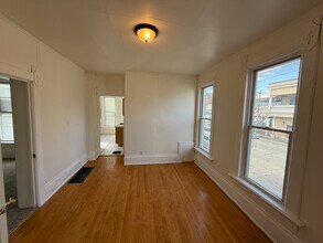 1695 N Cass St, Unit Lower Duplex Unit in Milwaukee, WI - Foto de edificio - Building Photo