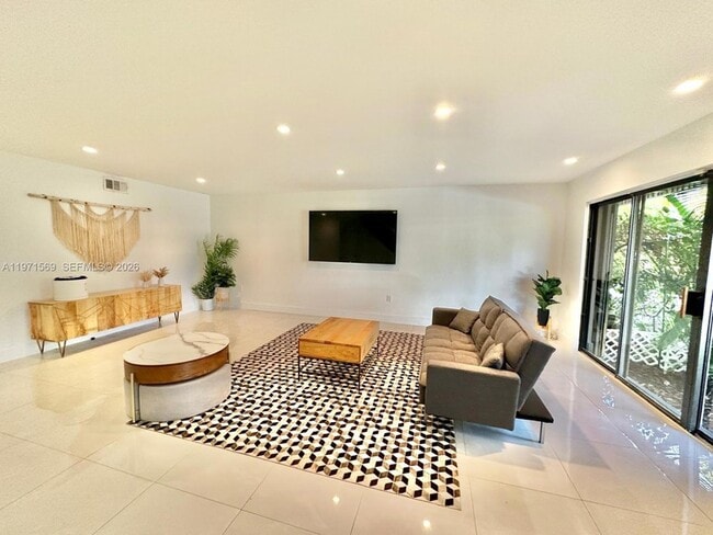 3736 NE 166th St in North Miami Beach, FL - Building Photo - Building Photo